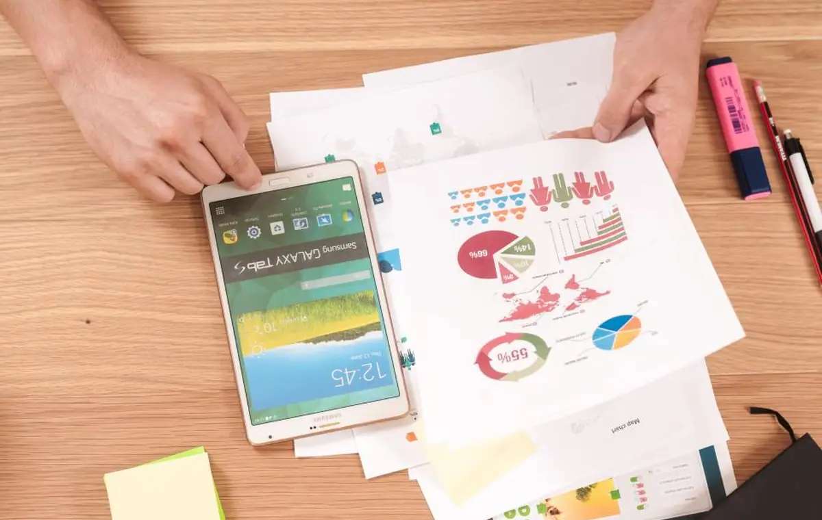 Main tenant un smartphone, illustration d'un agent IA accessible depuis une application de messagerie