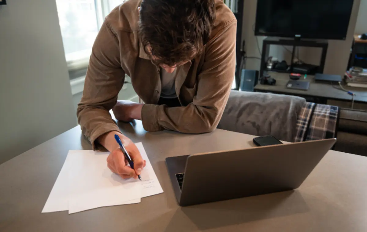 Bureau d'indépendant avec ordinateur portable et documents, gestion administrative quotidienne