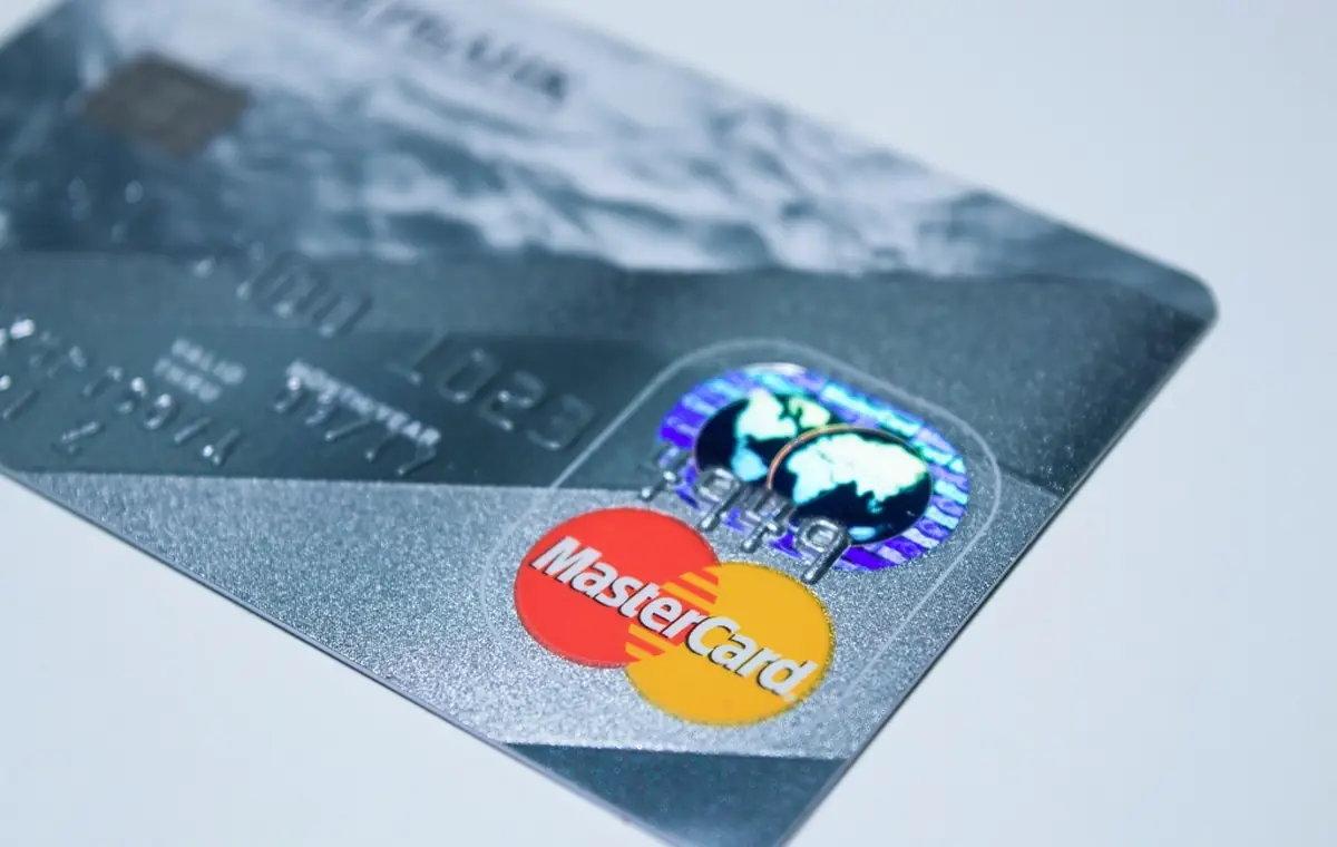 Carte bancaire posée près d'un clavier, illustration d'un paiement en ligne délégué à un agent