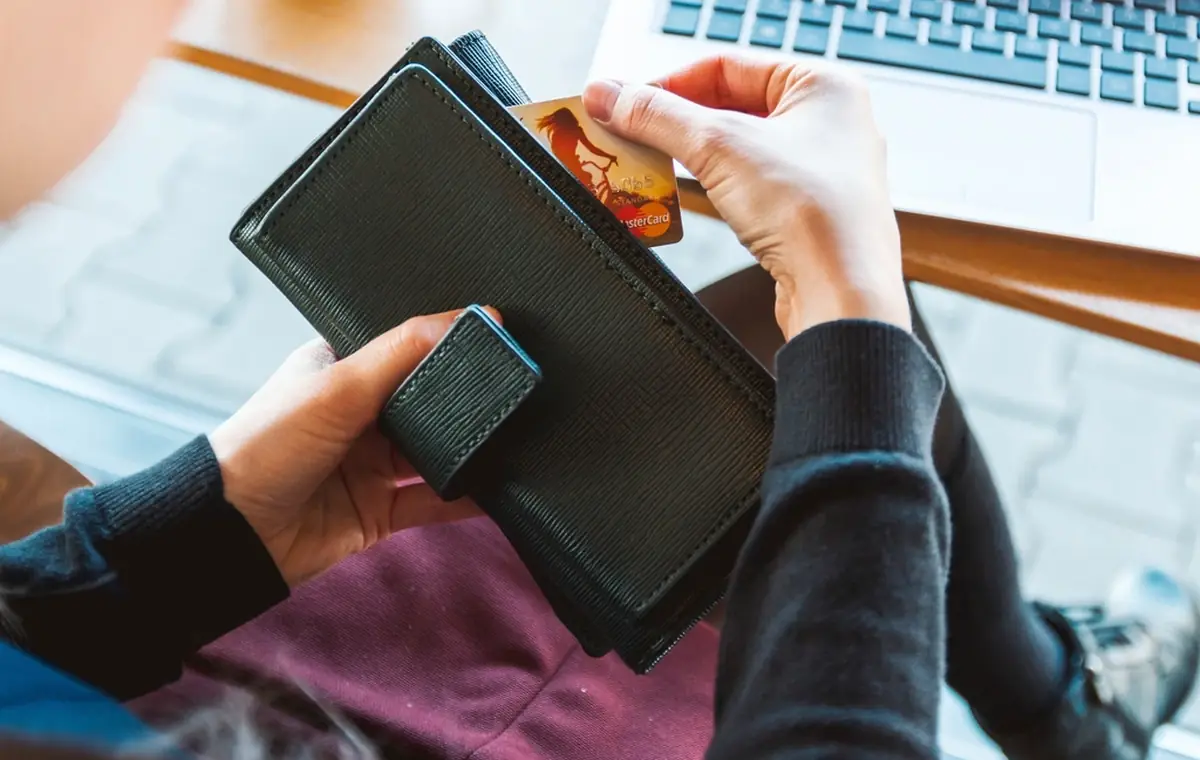 Ordinateur portable ouvert sur un bureau, audit des abonnements et des achats en ligne