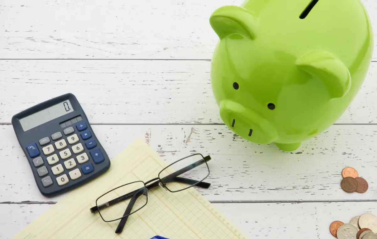 Tirelire et pièces, illustration du suivi de budget et de l'épargne assistés par une application