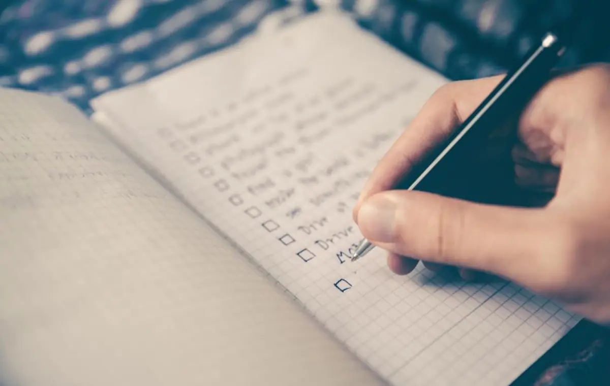 Carnet avec une liste de tâches et un stylo, méthode étape par étape